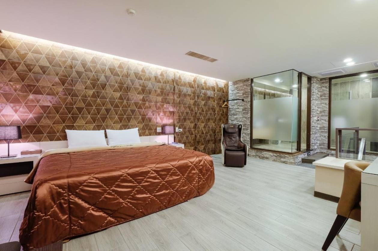 Foxdou Business Motel Tainan Luaran gambar